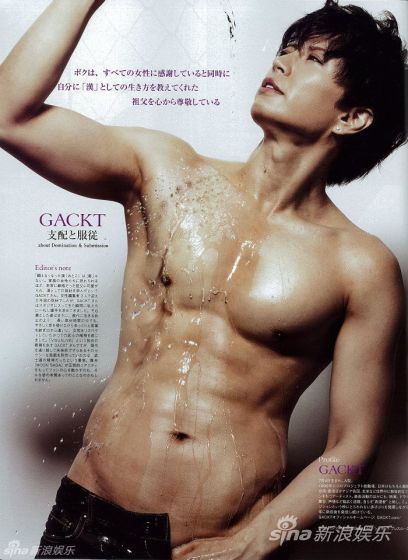 日男歌手GACKT推裸身抱枕秀六块腹肌