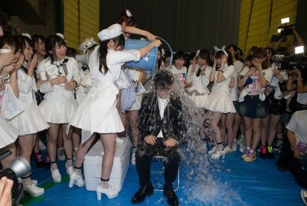 “冰桶挑战”风靡日本 秋元康&渡边麻友完成挑战