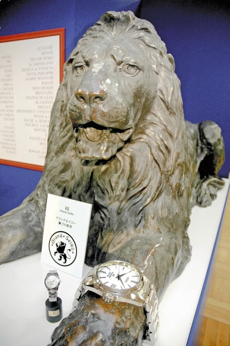 三越日本桥总店展出戴巨大手表的狮子像