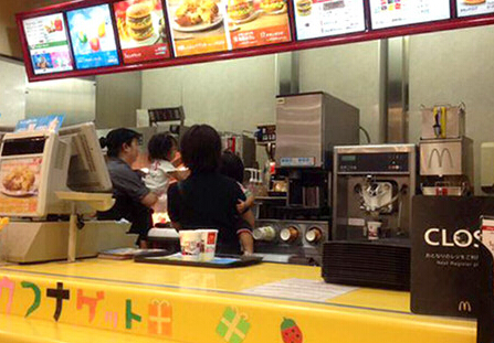 日本麦当劳曾让着装不合规定的儿童进厨房