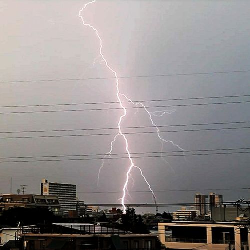 日本扶桑町高二男生棒球比赛中遭雷劈