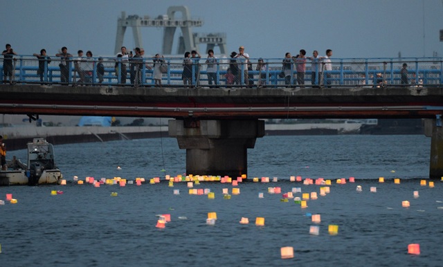 5000盏灯笼漂浮河面 为遇难者祈福