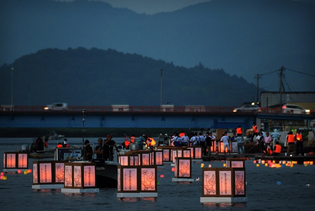 5000盏灯笼漂浮河面 为遇难者祈福