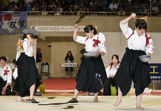 书法与舞蹈的完美结合 甲子园书道表演
