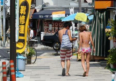 开放的日本人 穿着比基尼在街上行走