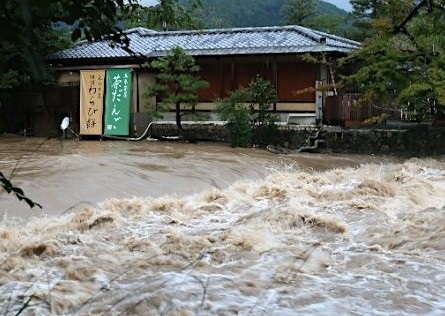 11号台风袭击日本  各地暴雨3人死亡