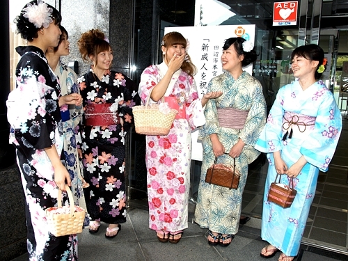 浴衣盛装  和歌山县新成人喜迎夏季成人式
