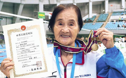 日本百岁老人参加游泳比赛 刷新世界纪录