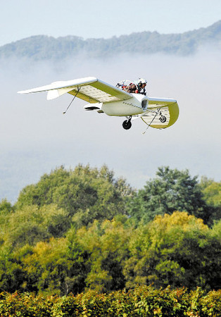 日本艺术家再次成功试飞《风之谷》版滑翔翼