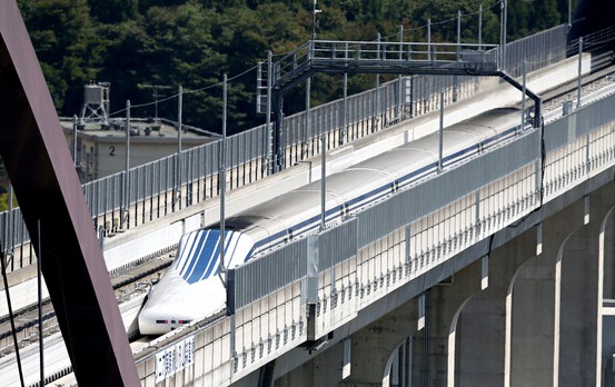 日本磁悬浮列车试验线对记者开放 宛若乘坐飞机