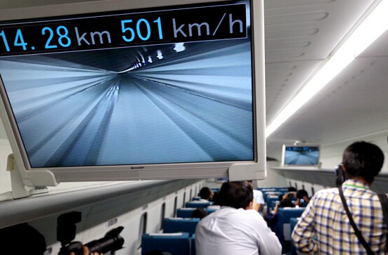 日本磁悬浮列车试验线对记者开放 宛若乘坐飞机