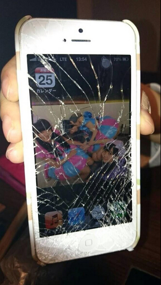 心疼！指原莉乃因摔倒致iPhone碎屏