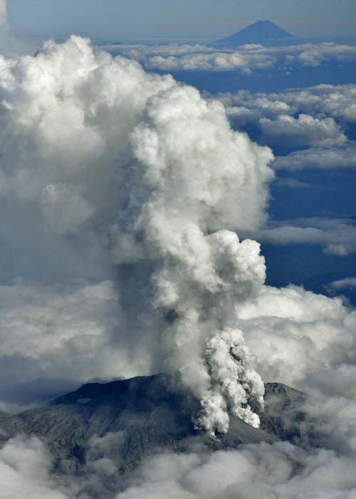 专家称日本御岳山喷发属水蒸气喷发