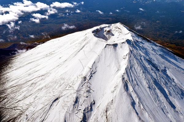 富士山今日“初冠雪” 日本各地迎来最低温