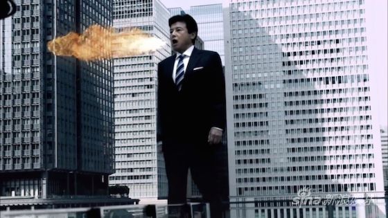 三浦友和拍新广告变身“喷火巨人”
