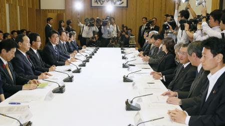 日本政府连续两月下调经济形势评估
