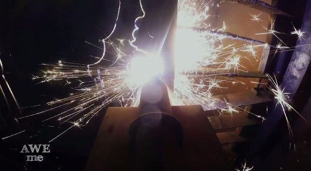 海外锻造职人再现《最终幻想8》中枪刃武器