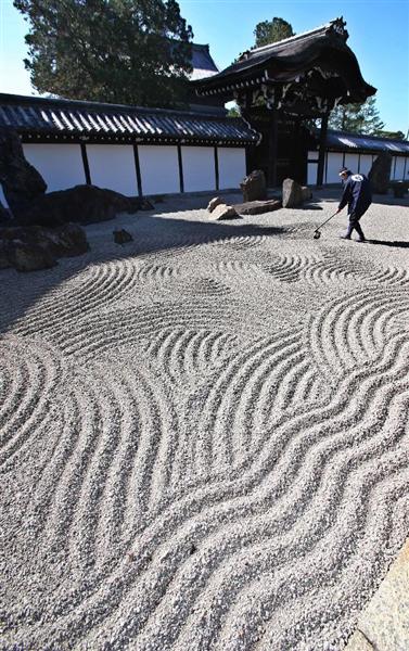 京都东福寺时隔75年再现枯山水庭园式“沙纹”