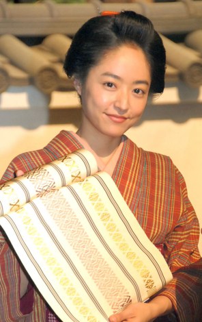 冈田准一出席井上真央《花燃》交接仪式