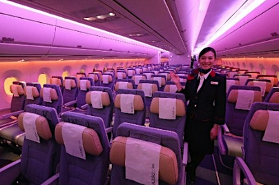 日本航空展示首次引进的空客A350型客机