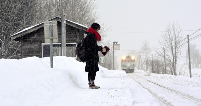 北海道远轻町：学生乘火车上学 每天仅一趟车不能迟到