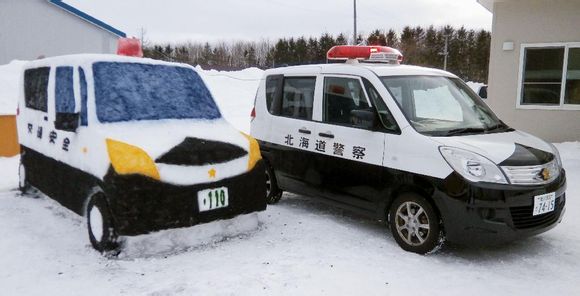 北海道警察堆出逼真“雪警车” 获网友盛赞