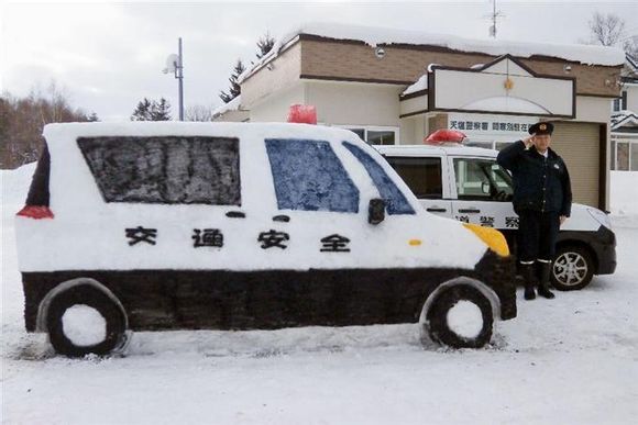 北海道警察堆出逼真“雪警车” 获网友盛赞