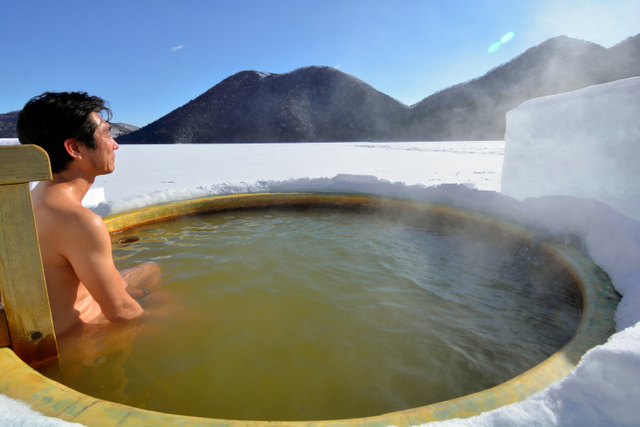 日本北海道：冰天雪地中体验露天温泉浴场