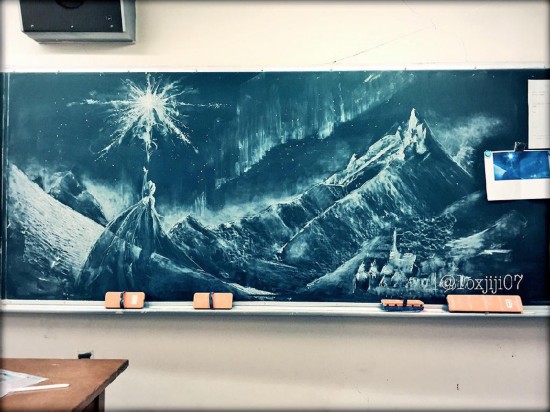 日本高中生高考后用粉笔在黑板上绘制《冰雪奇缘》