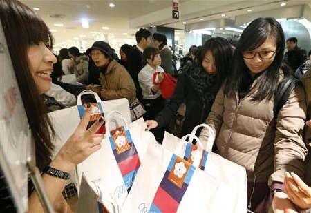 日本百货店新年福袋受到外国游客青睐