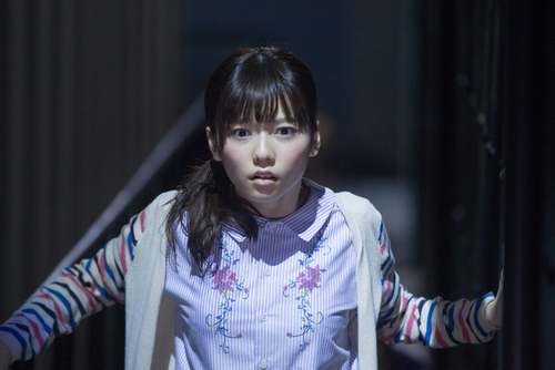 岛崎遥香主演恐怖片《剧场灵》表情惊悚