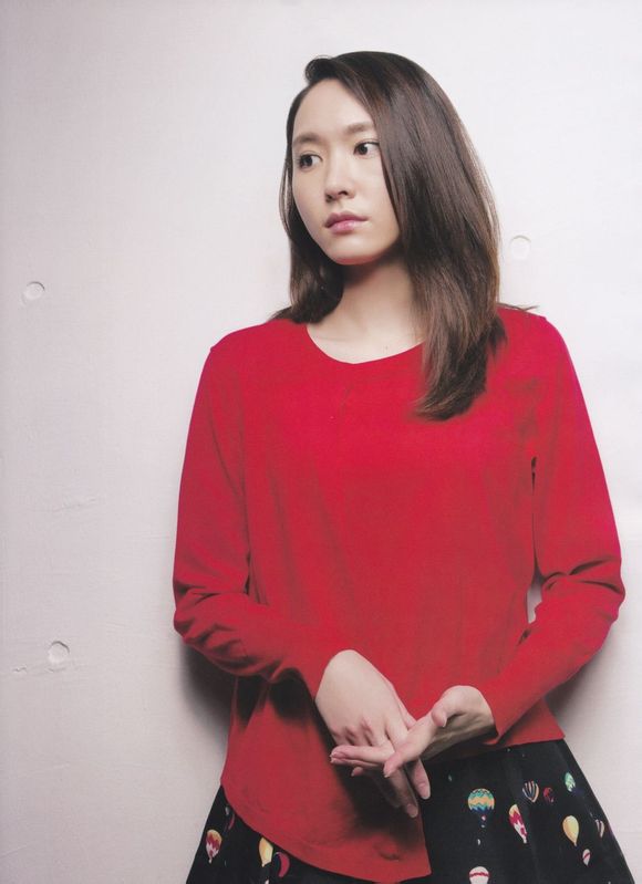 新垣结衣杂志写真红衣黑裙尽显青春靓丽