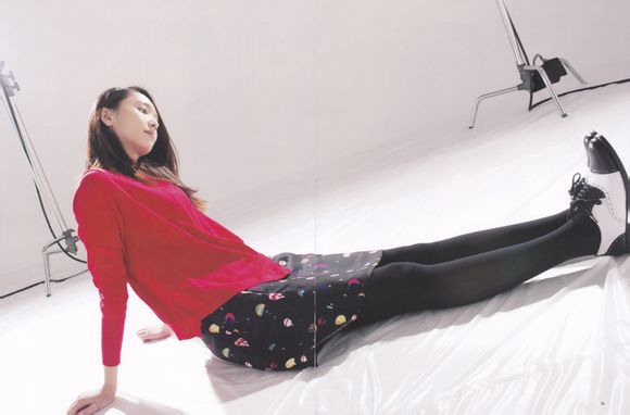 新垣结衣杂志写真红衣黑裙尽显青春靓丽