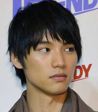 福士苍汰右手受伤“握手会用单手”