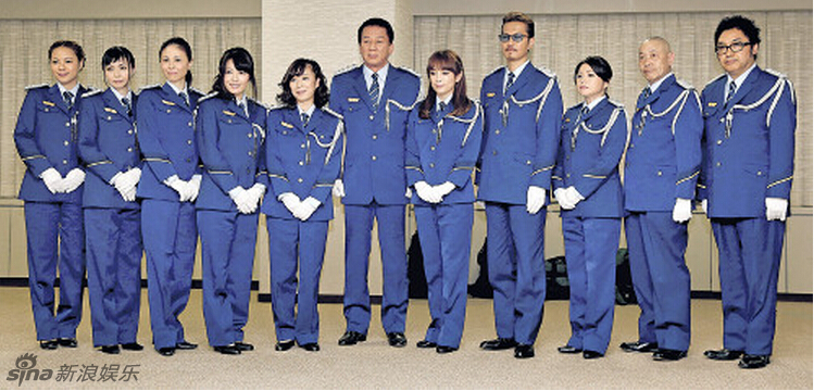 滨崎步等日本艺人穿狱警制服慰问服刑人员