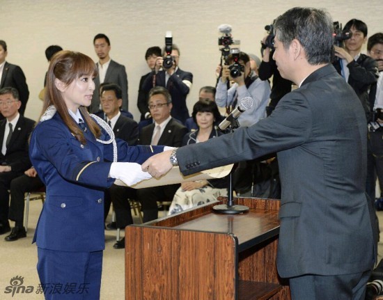 滨崎步等日本艺人穿狱警制服慰问服刑人员