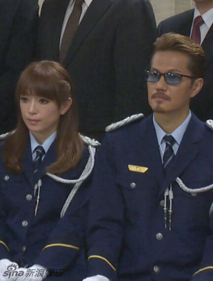 滨崎步等日本艺人穿狱警制服慰问服刑人员