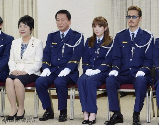 滨崎步等日本艺人穿狱警制服慰问服刑人员