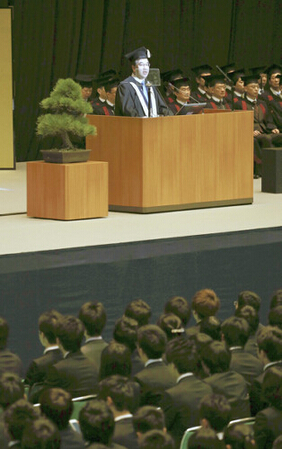 东京大学举办新生入学典礼 新任校长致辞