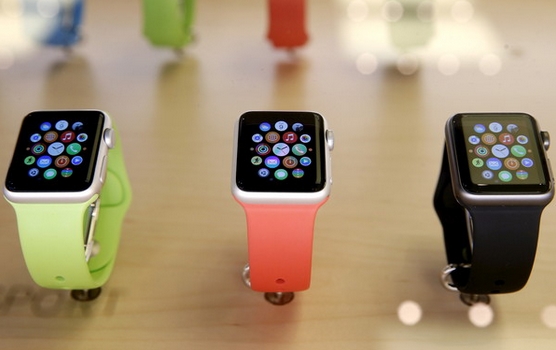 苹果智能手表在日发售 “果粉”难掩激动