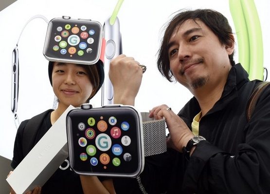 苹果智能手表在日发售 “果粉”难掩激动