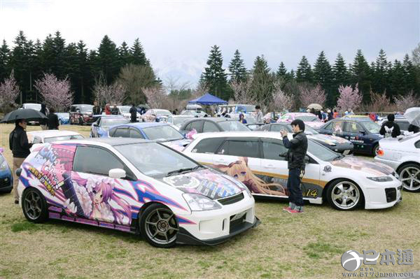 富士山麓聚集120辆画满漫画的“痛车”
