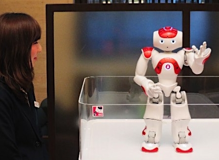 三菱东京日联银行开始试用迎客机器人