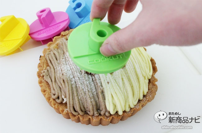 来看如何使用切片制造者轻松分蛋糕