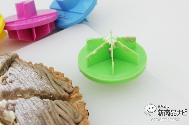 来看如何使用切片制造者轻松分蛋糕