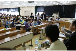 长崎女大学生参加议员讨论活动