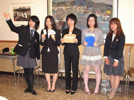 为什么日本女性普遍O型腿？