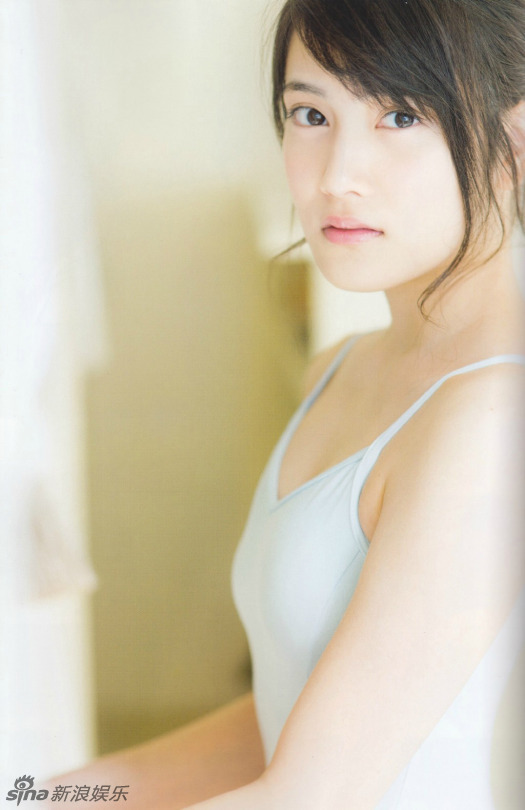 AKB48被砍女星入山杏奈拍性感写真 肤白貌美