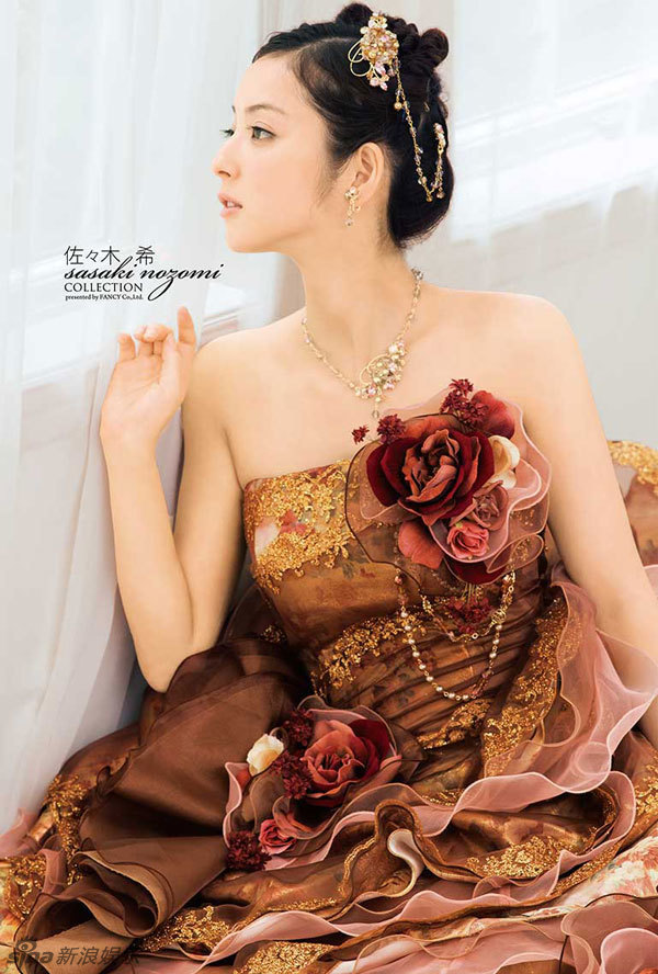 “日本最美”佐佐木希婚纱写真优雅大方