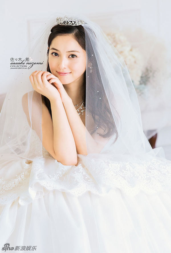 “日本最美”佐佐木希婚纱写真优雅大方